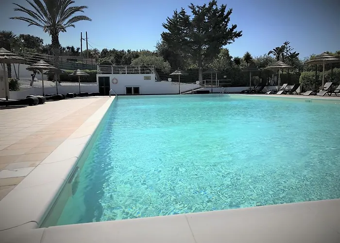 Calanica منتجع تْشيفالو