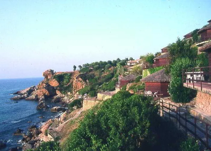 Calanica منتجع تْشيفالو